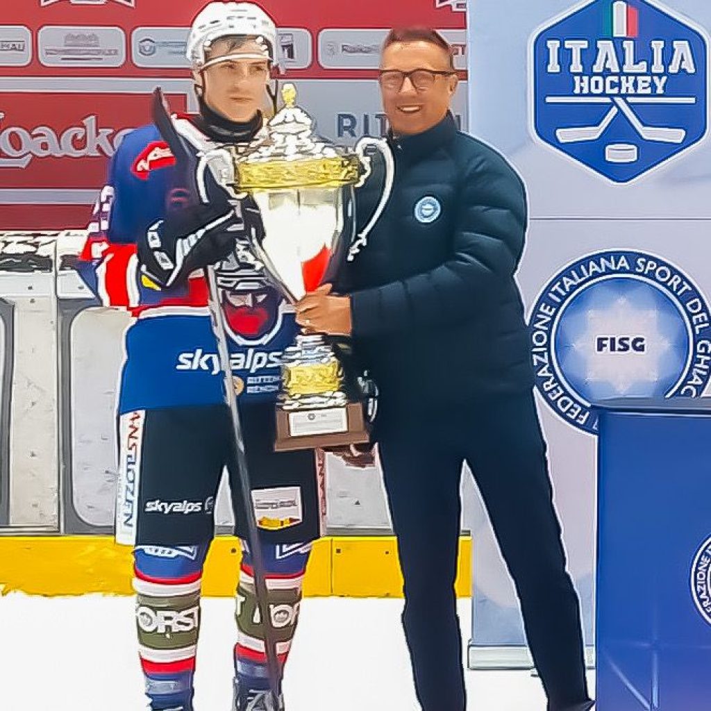 Marcello Cobelli, Consigliere della Fisg, consegna la Supercoppa a Simon Kostner, capitano dei Buam